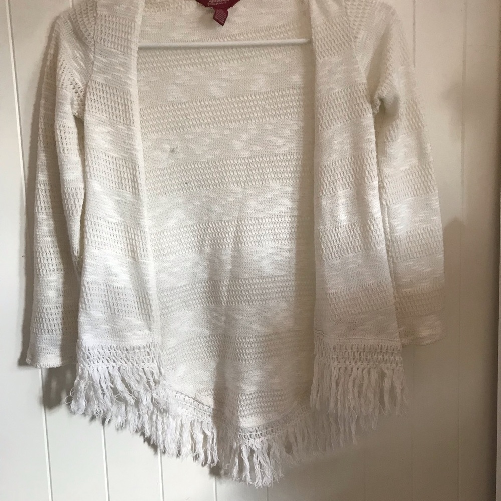 White cardigan/shrug with fringe